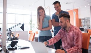 L'alternance en &eacute;cole de commerce : contrat d'apprentissage ou contrat de professionnalisation ?
