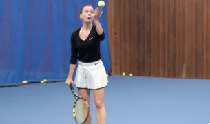Anais joueuse tennis haut niveau 305x180 - Sports