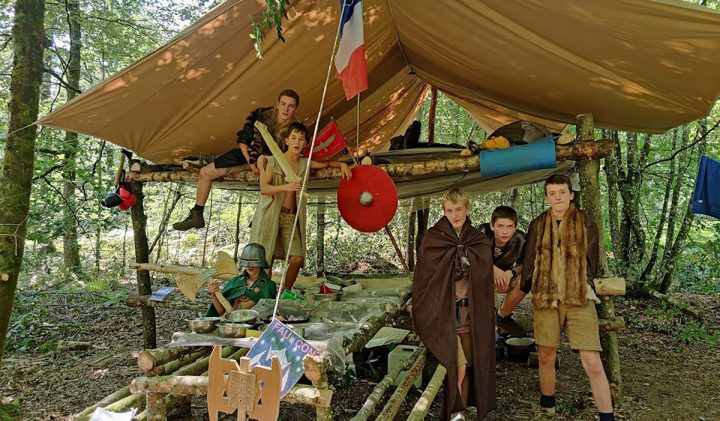 Installation tente 720x421 - Vladimir, promo 2024, une mission solidaire avec les Scouts Unitaires de France