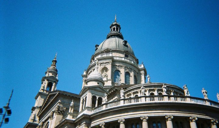 Lilou, promo 2025 : un semestre d’échange à Budapest, entre autonomie, rencontres et voyages EMLV Budapest 720x420 - Lilou, promo 2025 : un semestre d’échange à Budapest, entre autonomie, rencontres et voyages