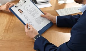 cv ats filtre 305x180 - CV et IA de recrutement : comment passer les filtres des plateformes ?
