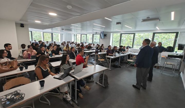 Les alternants ont travaillé sur leurs recommandations accompagnés par des consultants d’Inetum et de Salesforce