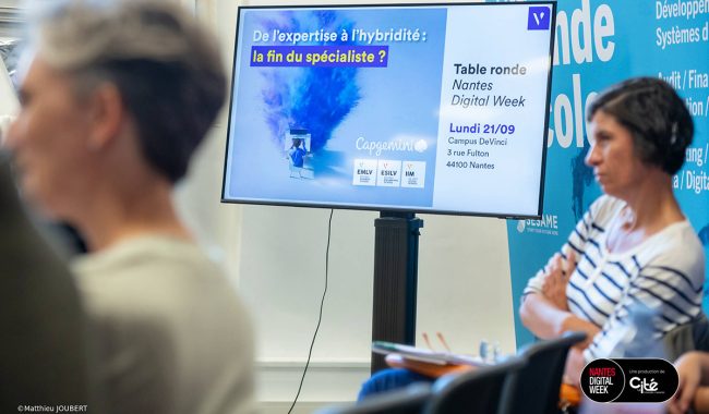 une table ronde organisée avec Capgemini sur les compétences hybrides, réunissant notamment Aymeric de Maussion, diplômé de l’EMLV promo 2014 et directeur IA de la Région Pays de la Loire.