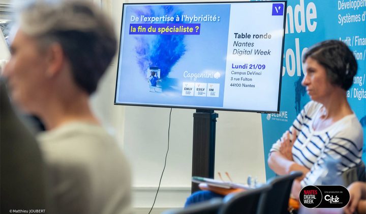 une table ronde organisée avec Capgemini sur les compétences hybrides, réunissant notamment Aymeric de Maussion, diplômé de l’EMLV promo 2014 et directeur IA de la Région Pays de la Loire.